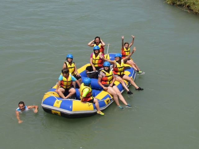  In gruppo sulla zattera da rafting 
